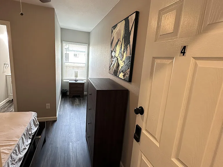 Colonial Ave — Photo 2
