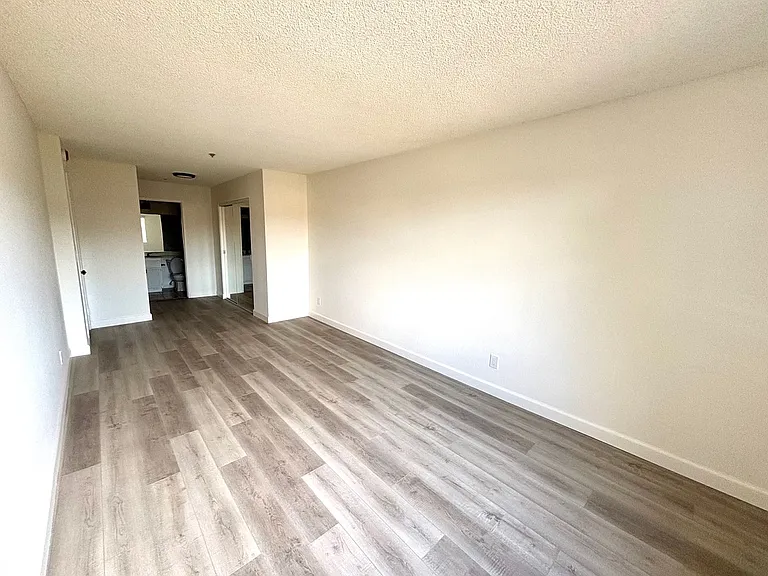 6331 Los Robles Ave — Photo 8