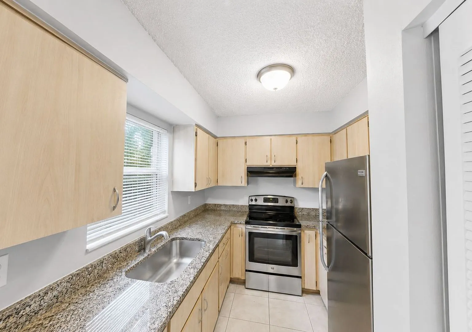 Hemlock St 10352-10358 - SH1 — Photo 4