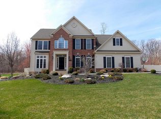 1022 Woodberry Dr, Mountain Top, PA 18707