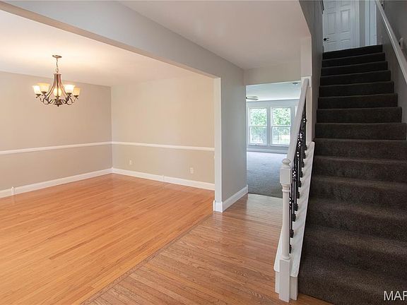 3rd image of 3 Oak Mill Ct