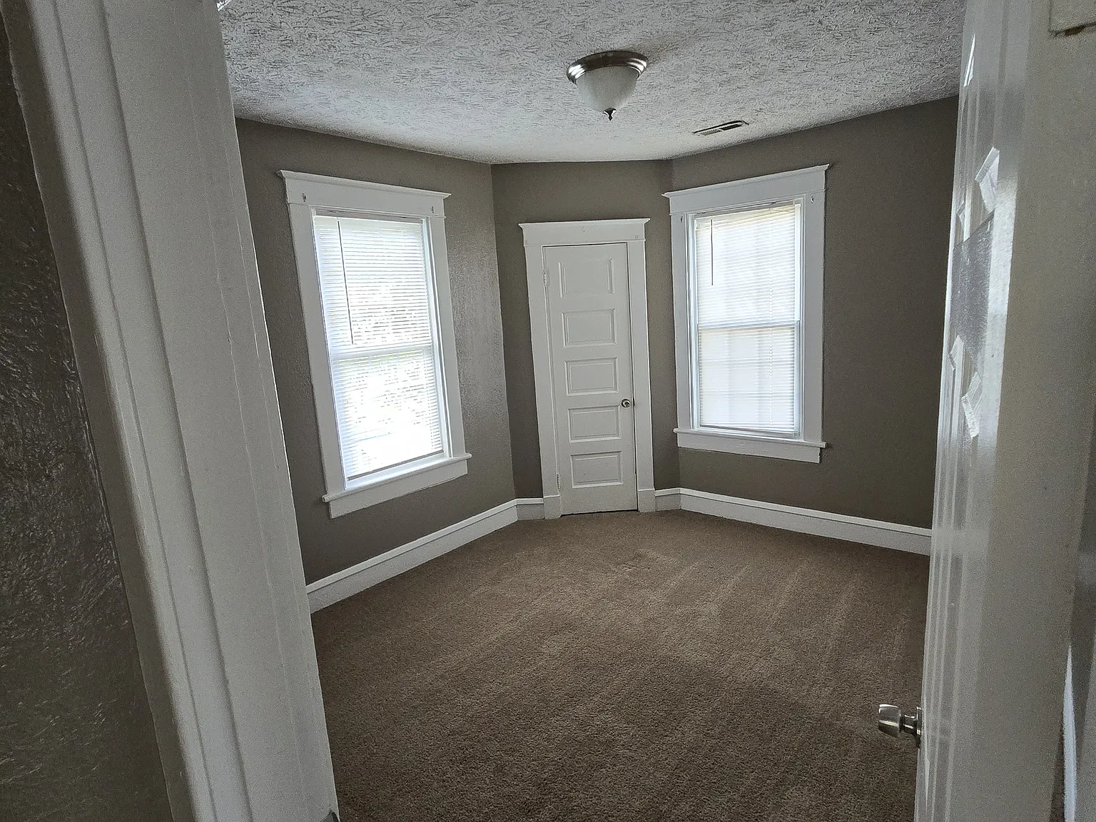 3 bed, 1.5 bath, 1200 sqft, $1,700 — Photo 2