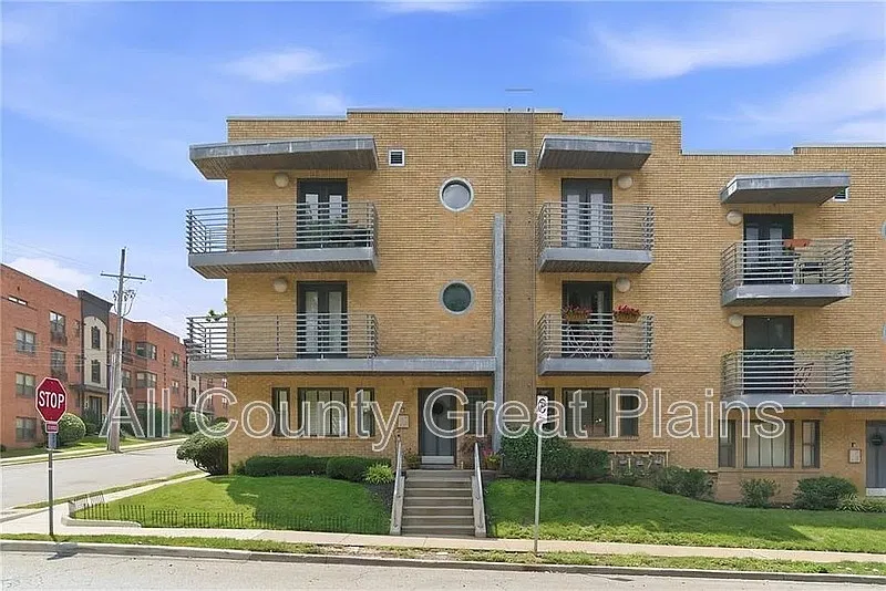 4540 Broadway — Photo 1