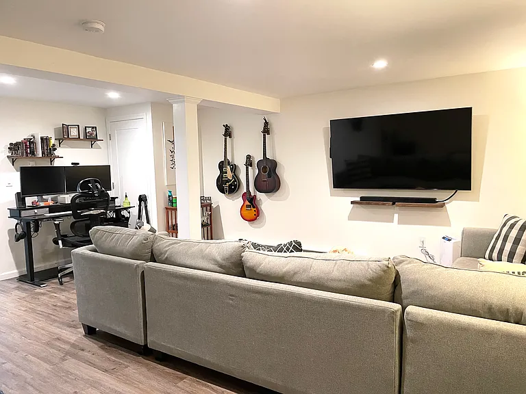 240 Wardwell St #17 — Photo 23