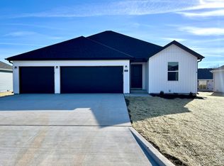 2422 E Shepard St, Republic, MO 65738