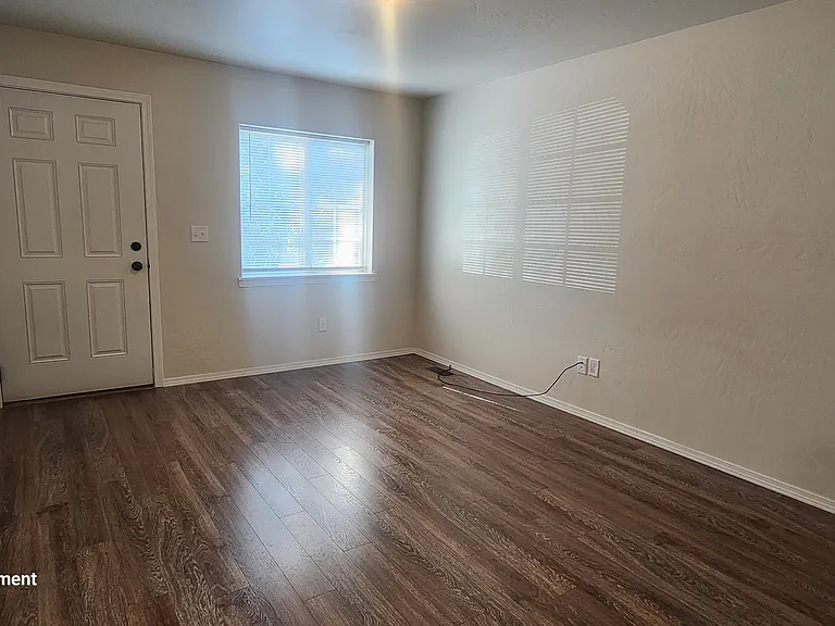 32 W Evergreen Dr — Photo 25
