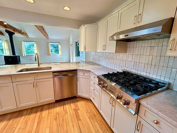 Quartsite counters, Zline gas range, new dishwasher. Brand new kitchen that has never been used!