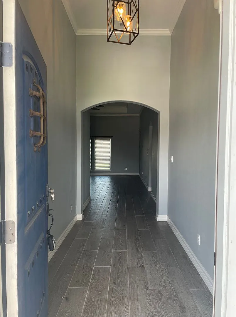 4/3-Prime Location! — Photo 3