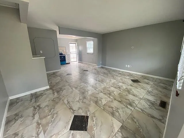 4 bed, 2.0 bath, 1374 sqft, $2,000 — Photo 2