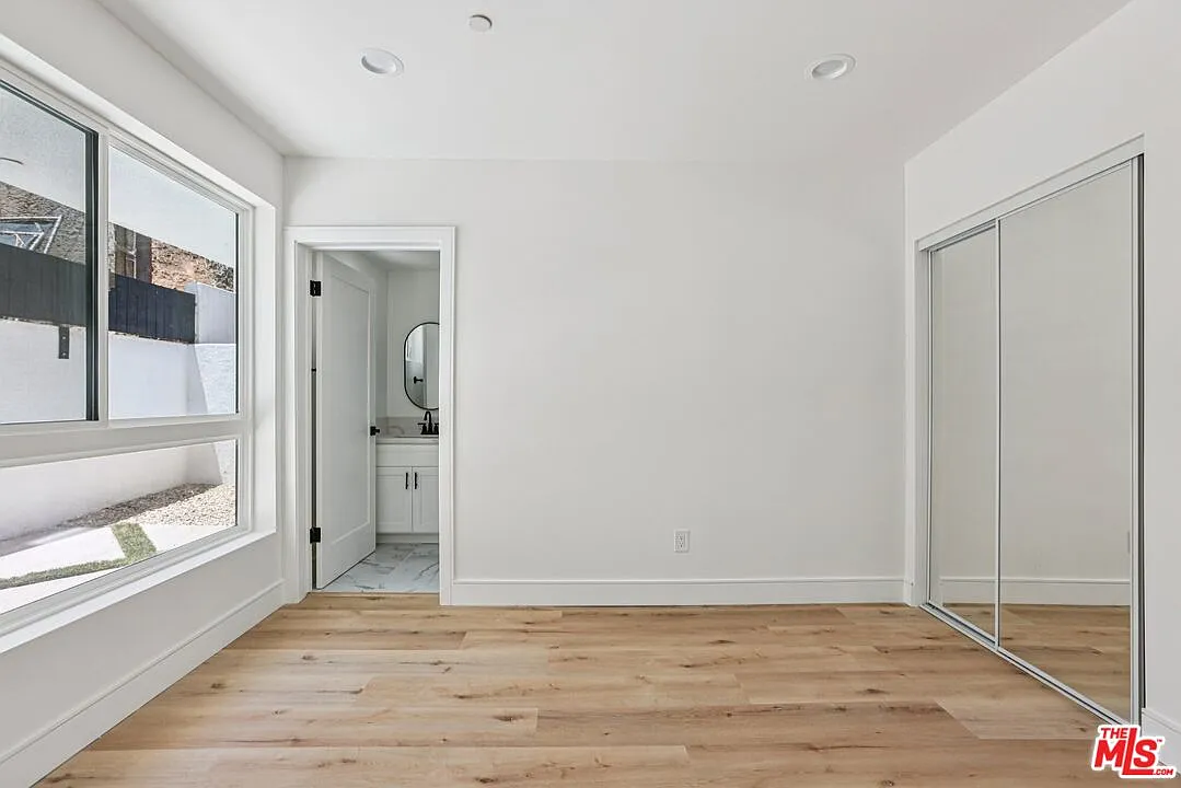 Building Photo - 2111 Holly Dr #2