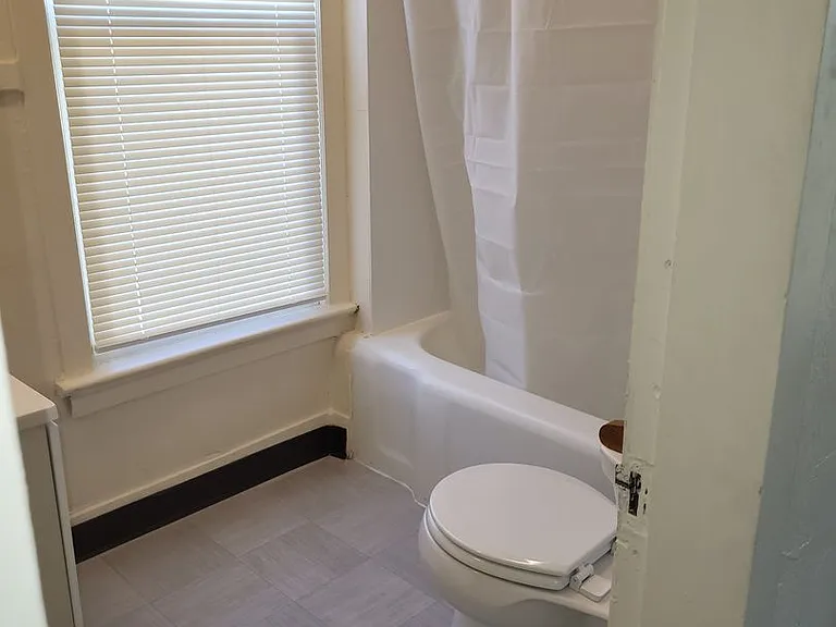 806 Dousman St — Photo 10