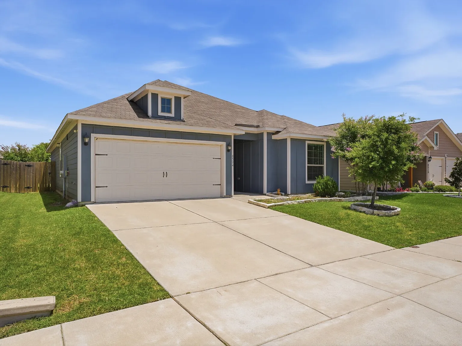 4 bed, 2.0 bath, 1724 sqft, $2,100 — Photo 2