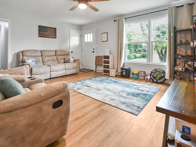 220 Marshall Dr — Photo 2