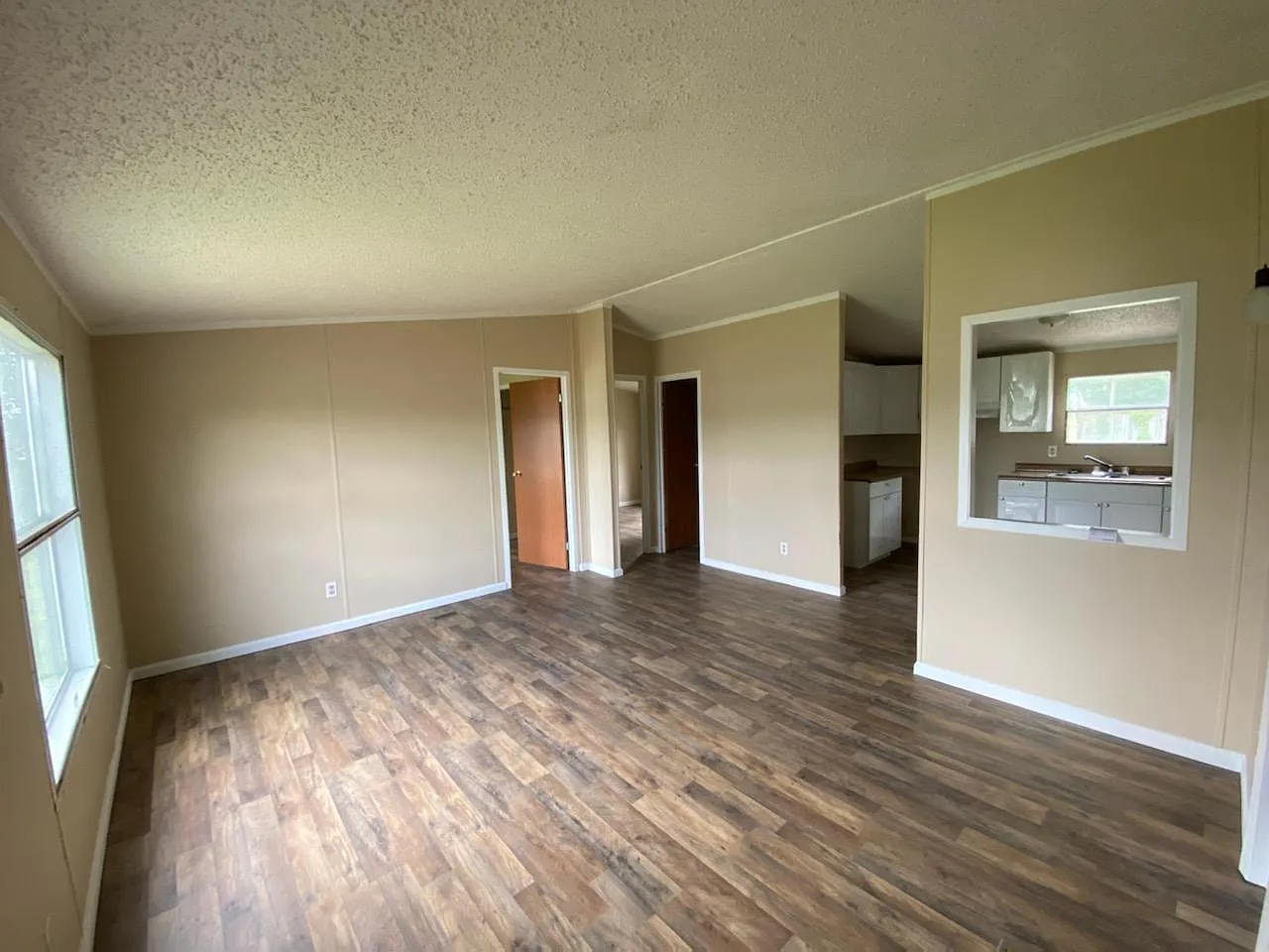 3 bed, 1000 sqft, $895 — Photo 2