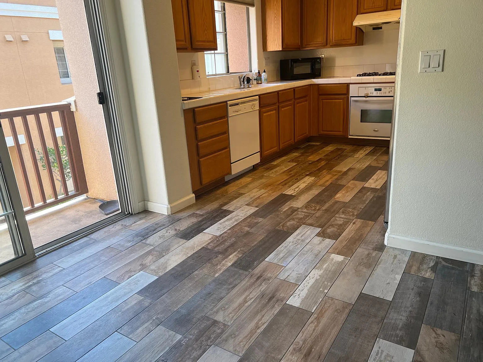 3 bed, 2.5 bath, 1405 sqft, $5,600 — Photo 4