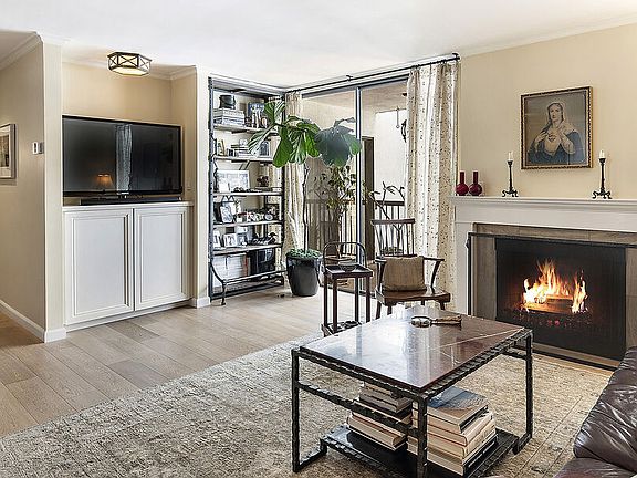 3rd image of 906 N Doheny Dr APT 510
