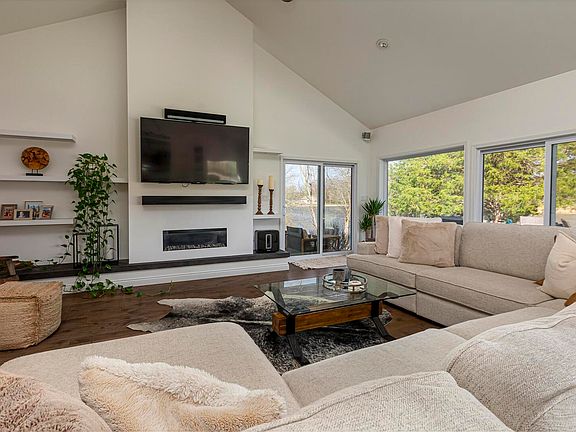 5th image of 511 Deer Lake Dr W