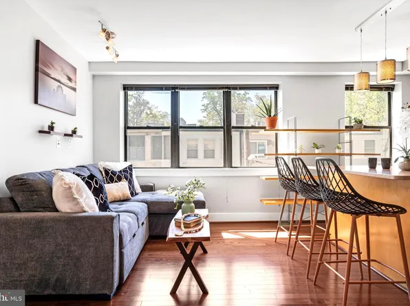 210 Oakwood St SE APT 202, Washington, DC 20032