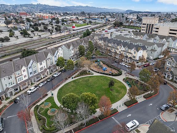 3rd image of 406 Marina Way