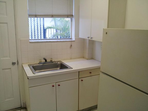 4th image of 1006 8th St APT 3