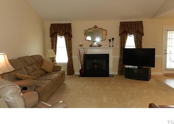 5th image of 80 Bluestone Dr