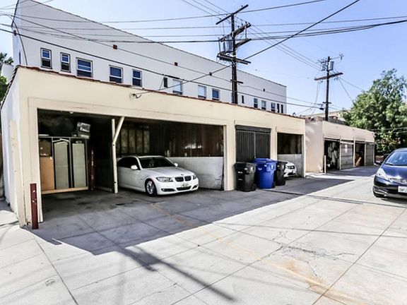 3rd image of 635 N Plymouth Blvd APT 1