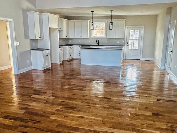 4th image of 295 Raven View Ln