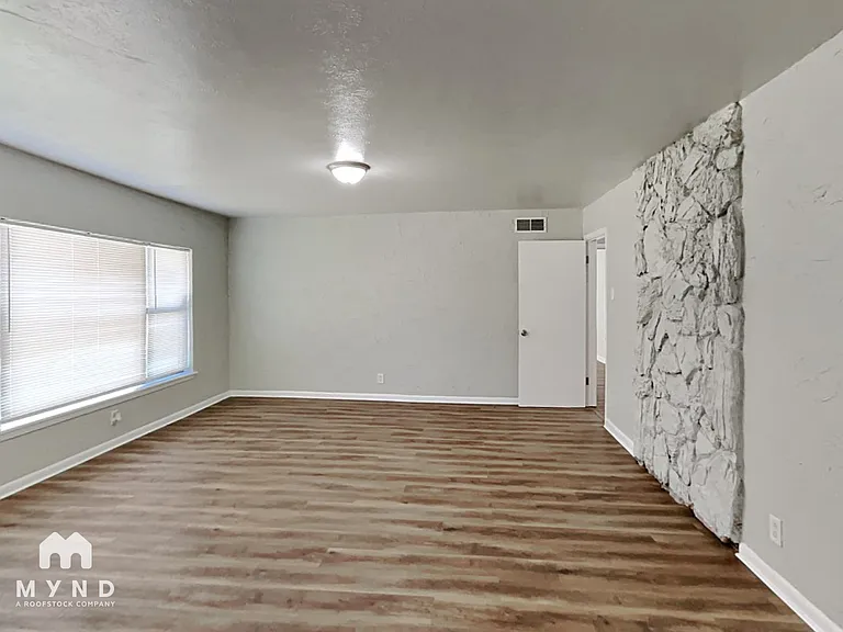 724 Stuckert Dr — Photo 7