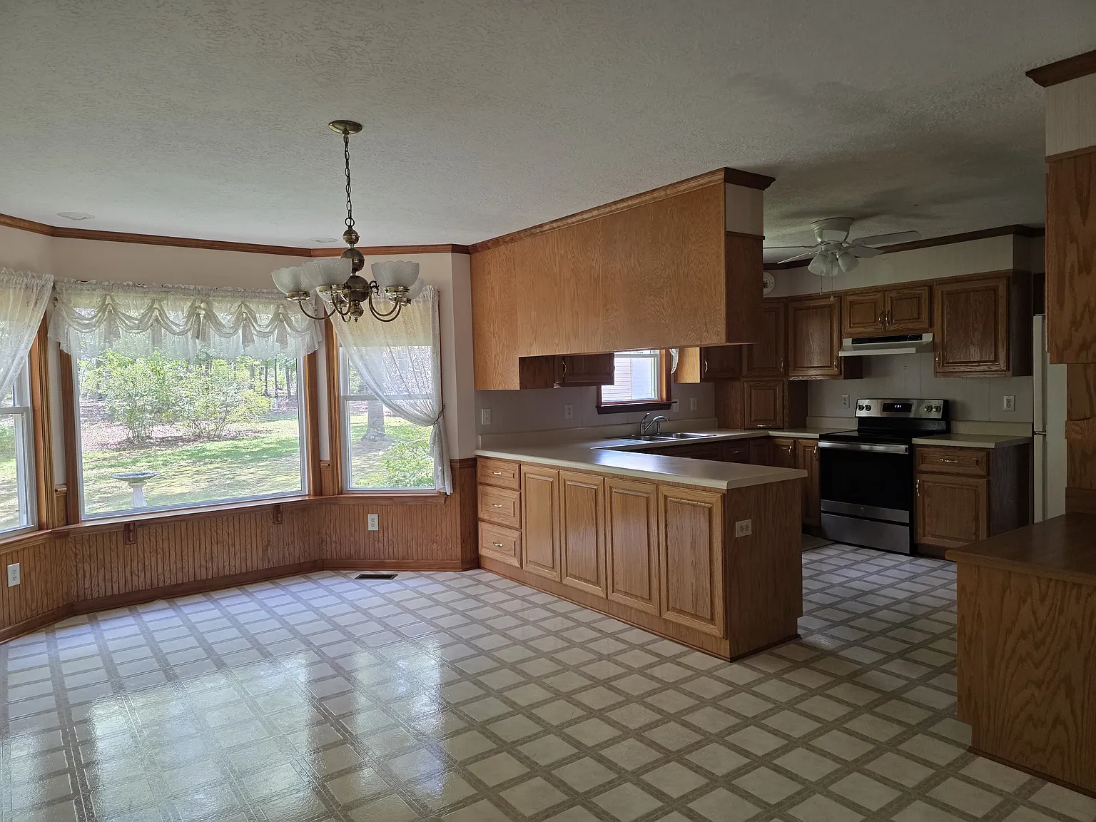 4 bed, 2450 sqft, $1,900 — Photo 4