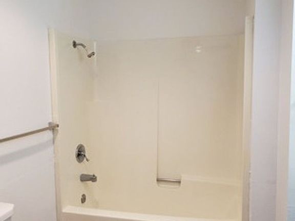 5th image of 390 NE Izett St #St106-8036
