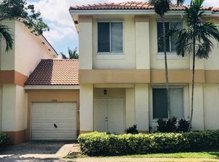6566 Hidden Cove Dr, Davie, FL 33314