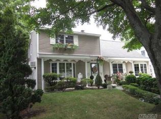 7 Balsam Ln, Levittown, NY 11756