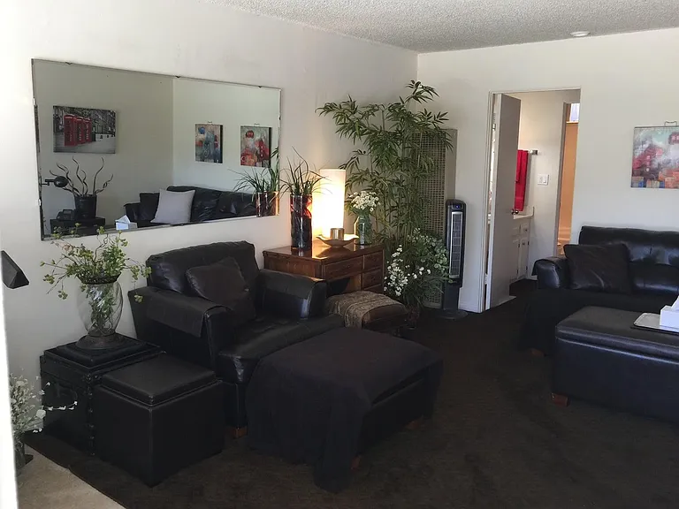 Chalet Apartments on Spencer — Photo 7