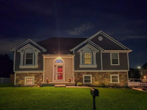 1000 SW Redbud Cir, Oak Grove, MO 64075
