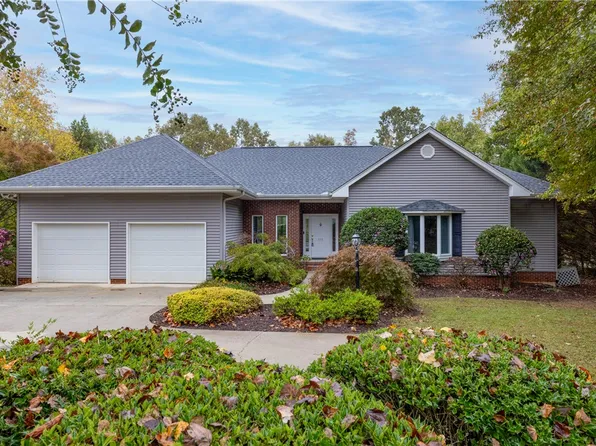 111 Cardinal Dr, Seneca, SC 29672