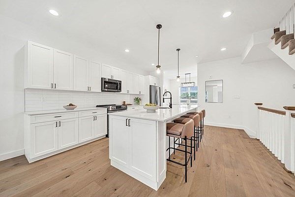 1st image of 635 Main St APT 4