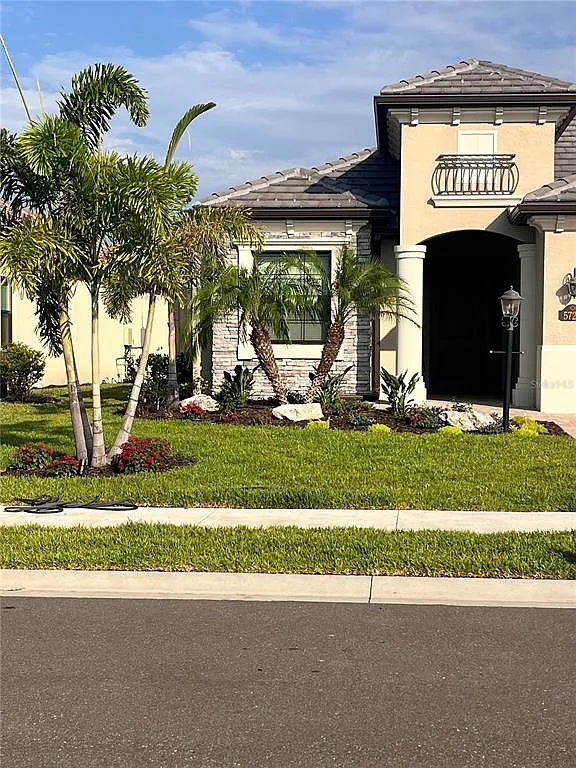 3 bed, 2.0 bath, 2246 sqft, $5,500 — Photo 2