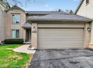 29640 Vista Ct, Farmington, MI