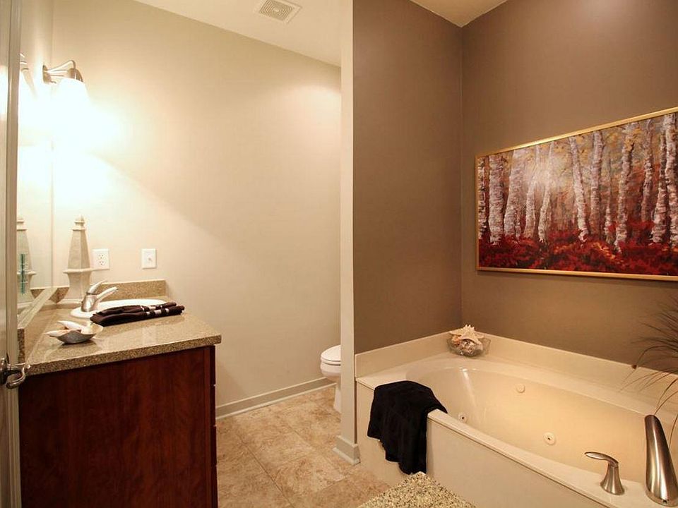 Master Bath Jacuzzi Tub with Separate his/her vanities
