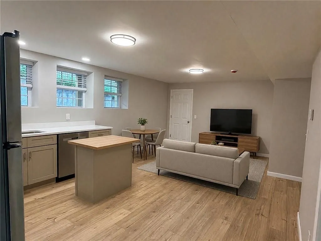 2 bed, 1.0 bath, 900 sqft, $2,100 — Photo 2