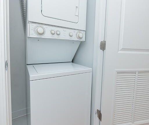 3rd image of 859 W Cornelia Ave #1821