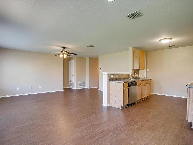 1108 Cottonwood Dr — Photo 4