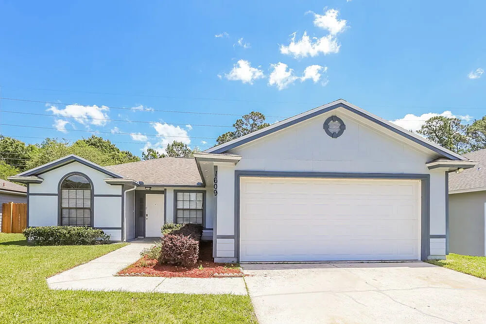 3 bed, 2.0 bath, 1556 sqft, $1,870 — Photo 1