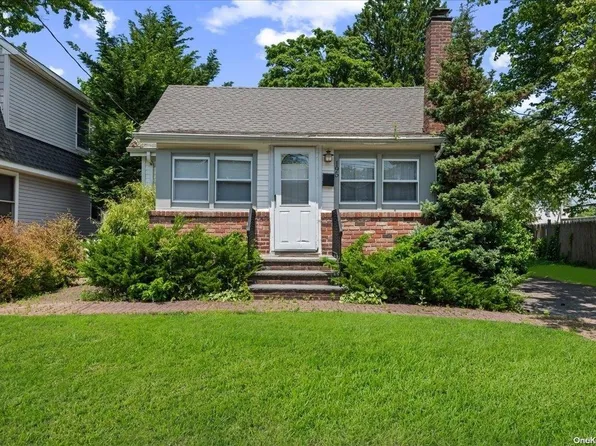 195 Columbus Avenue, West Babylon, NY 11704