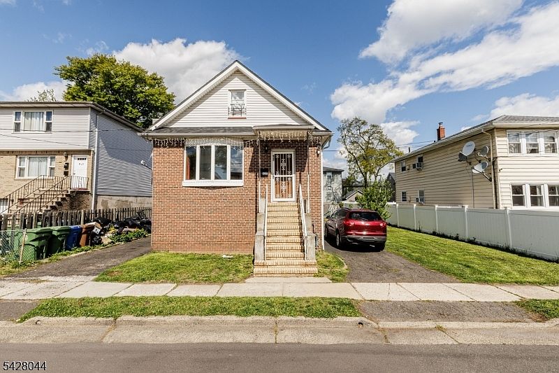 1st image of 627 Van Buren Ave