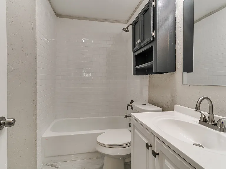 220 E Jacobs Dr — Photo 7