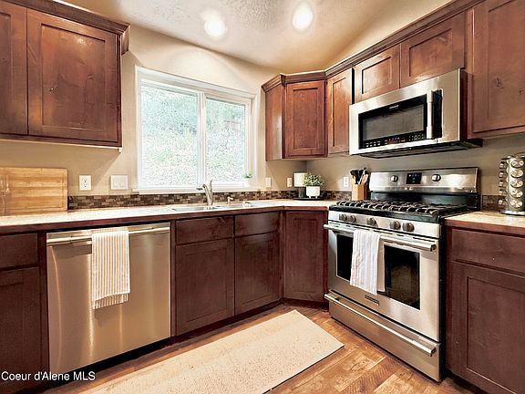 4th image of 205 Old Farm Rd