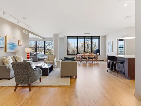 215 10th Ave S Unit 212, Minneapolis, MN 55415