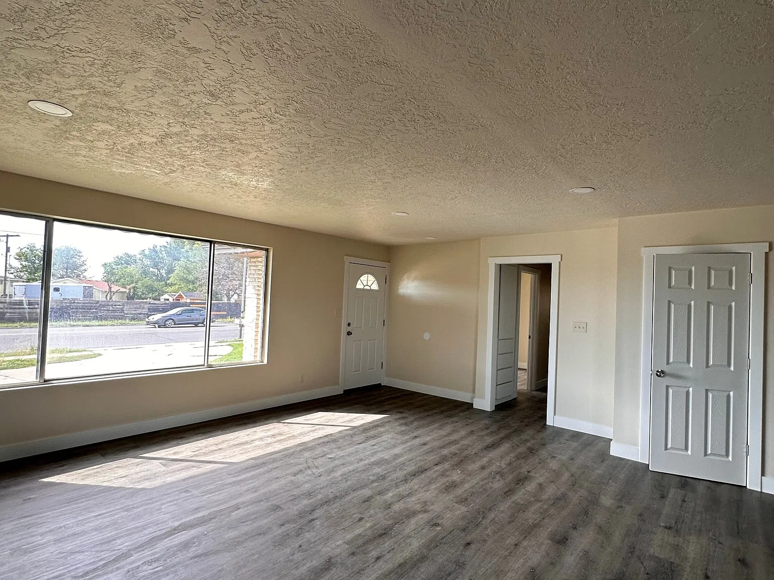 3 bed, 2.5 bath, 1800 sqft, $2,000 — Photo 3