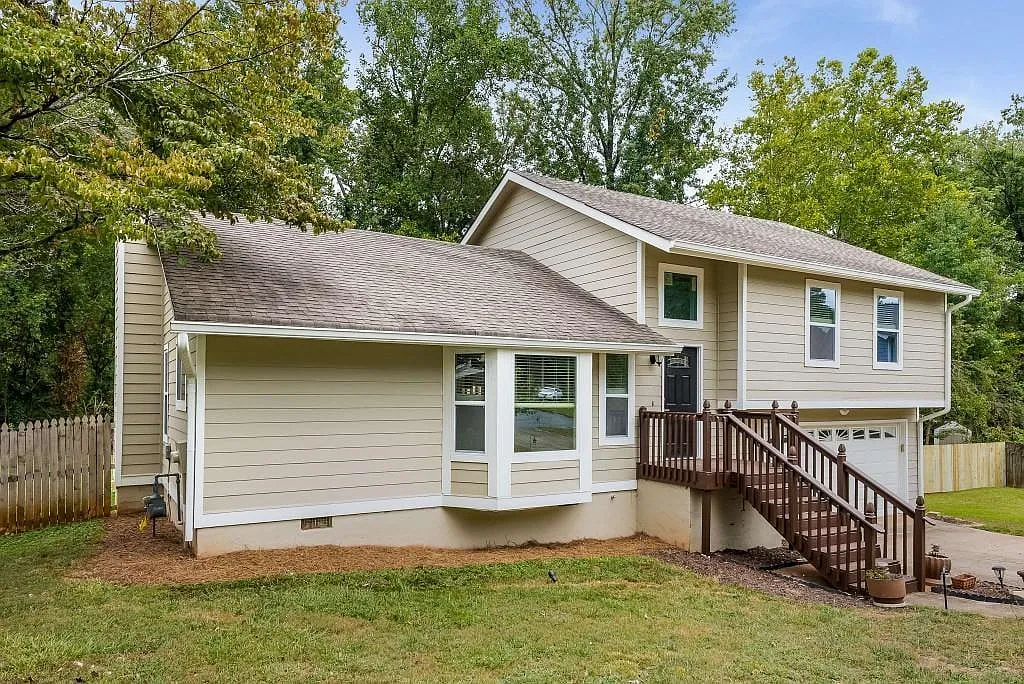 3 bed, 2.0 bath, 1466 sqft, $2,900 — Photo 2